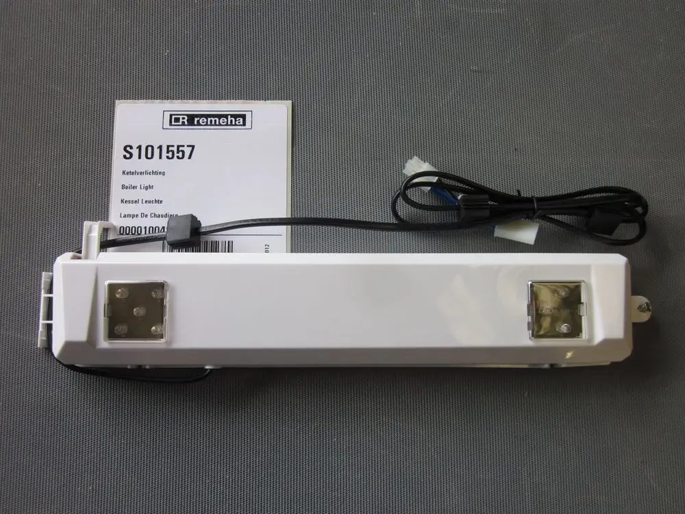 Weißes Lichtmodul von Remeha mit Anschlusskabel, beschriftet mit Artikelnummer und Produktinformationen, auf einem grauen Untergrund.